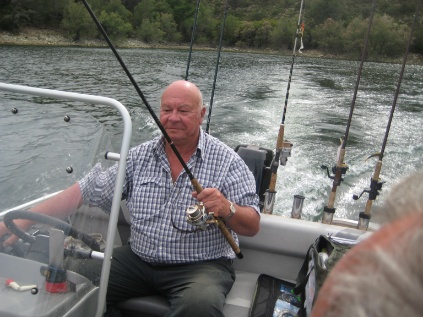 Hans Peter Syländer auf einem kleinen Fischerboot... Hans Peter Syländer auf einem kleinen Fischerboot...